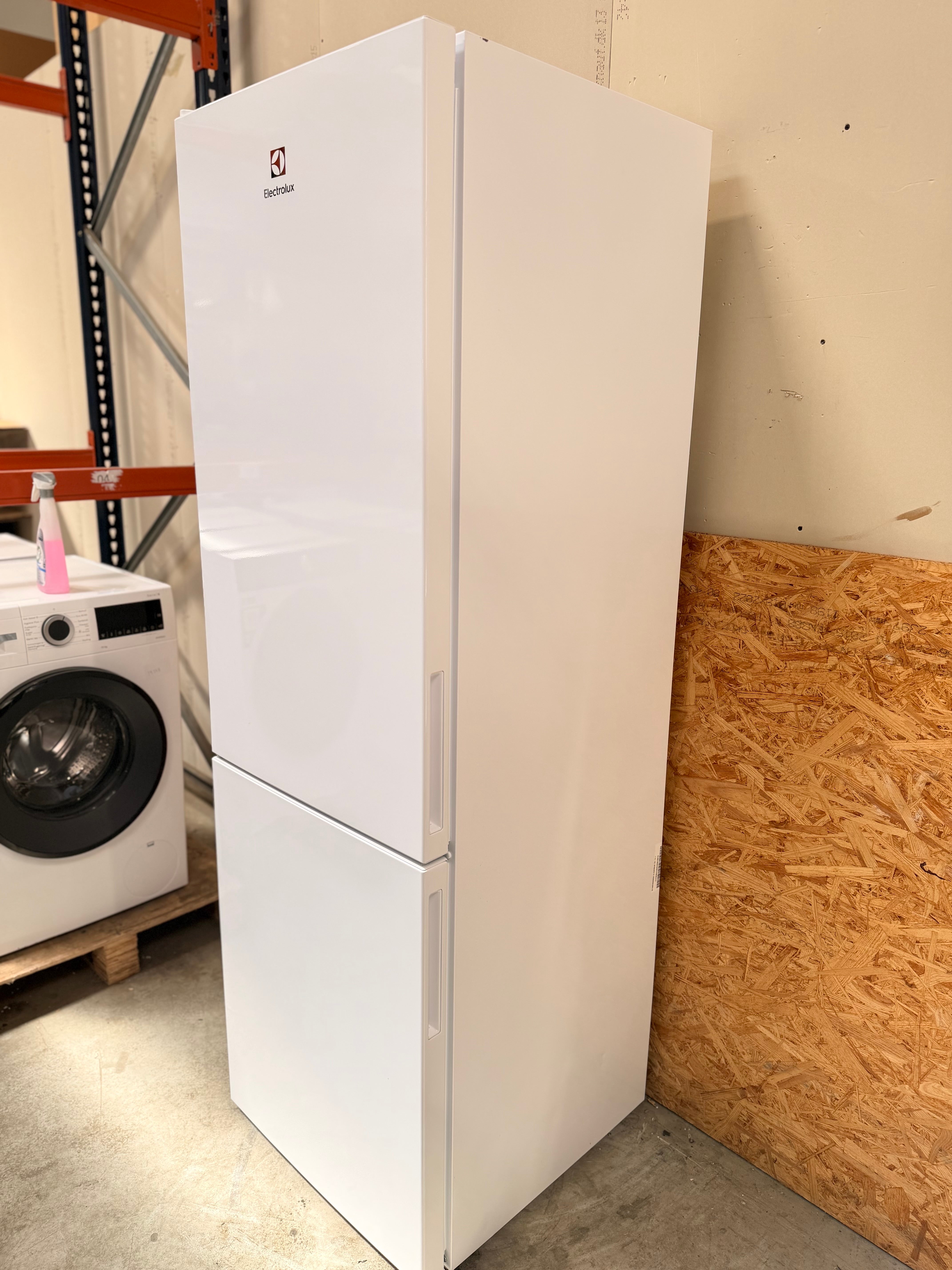 Electrolux køle-/fryseskab LNC7ME32W1 - D19753