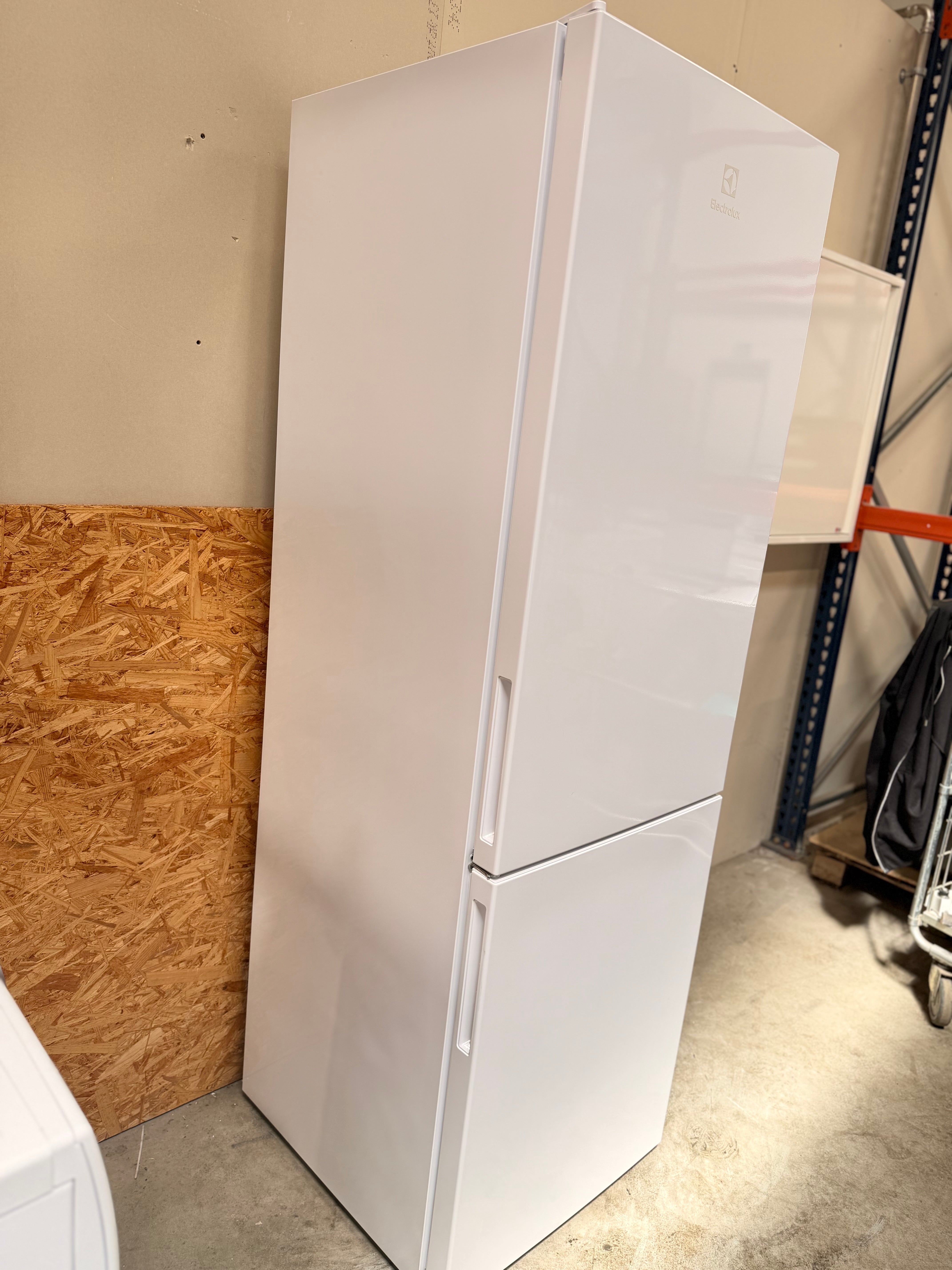 Electrolux køle-/fryseskab LNC7ME32W1 - D19753