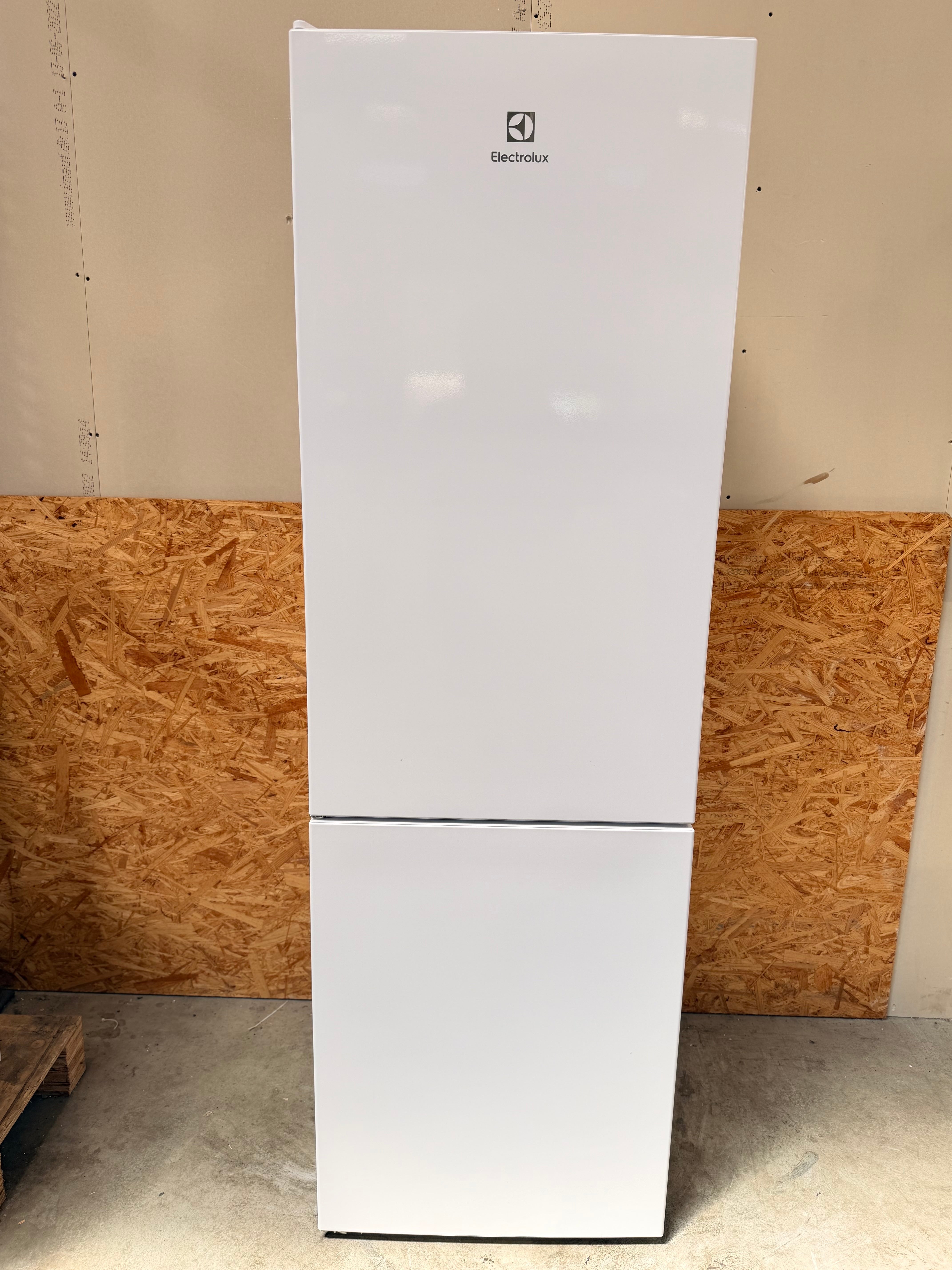 Electrolux køle-/fryseskab LNC7ME32W1 - D19753