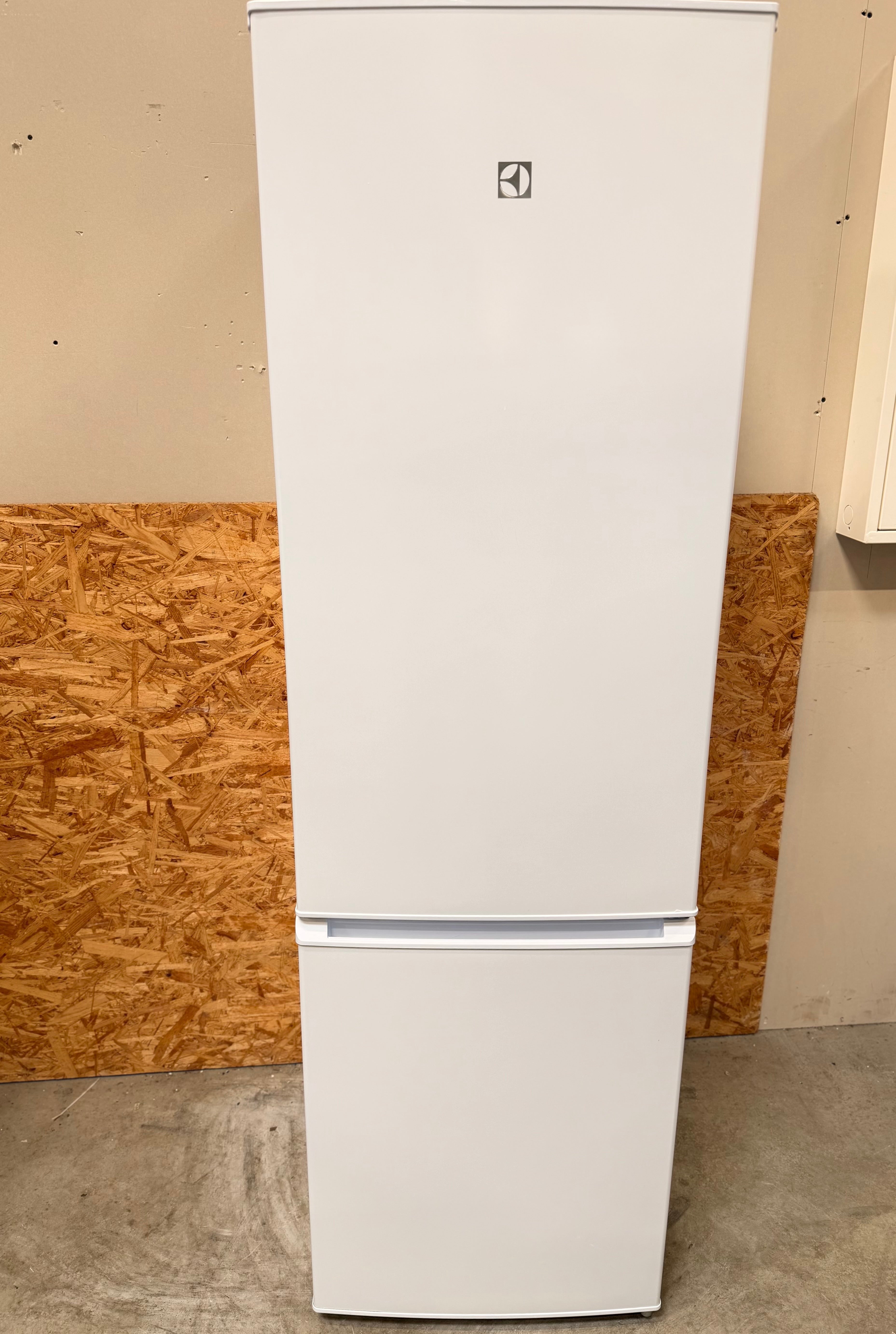 Electrolux køle/fryseskab ENF2751AOW - D19810
