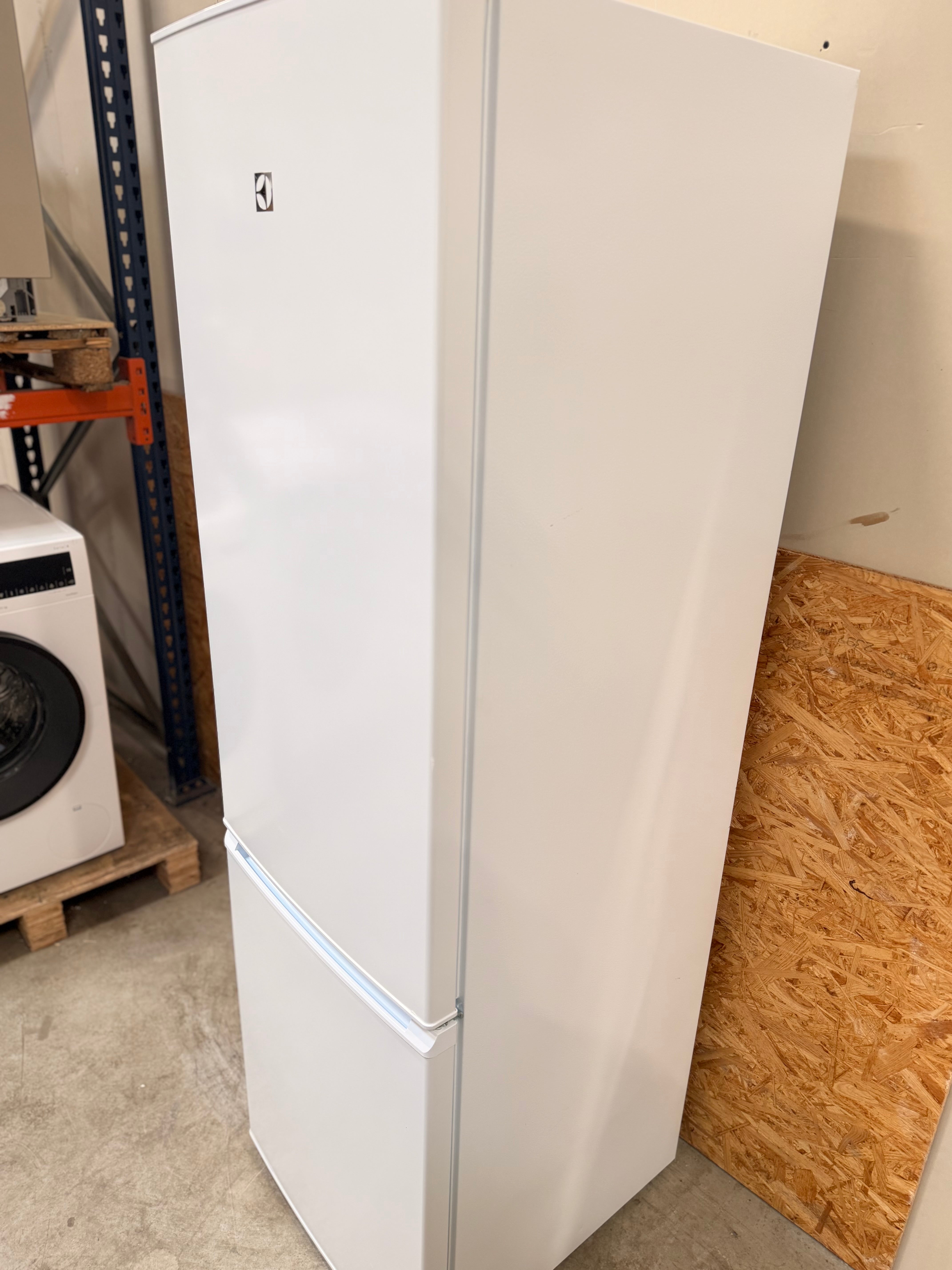 Electrolux køle/fryseskab ENF2751AOW - D19810