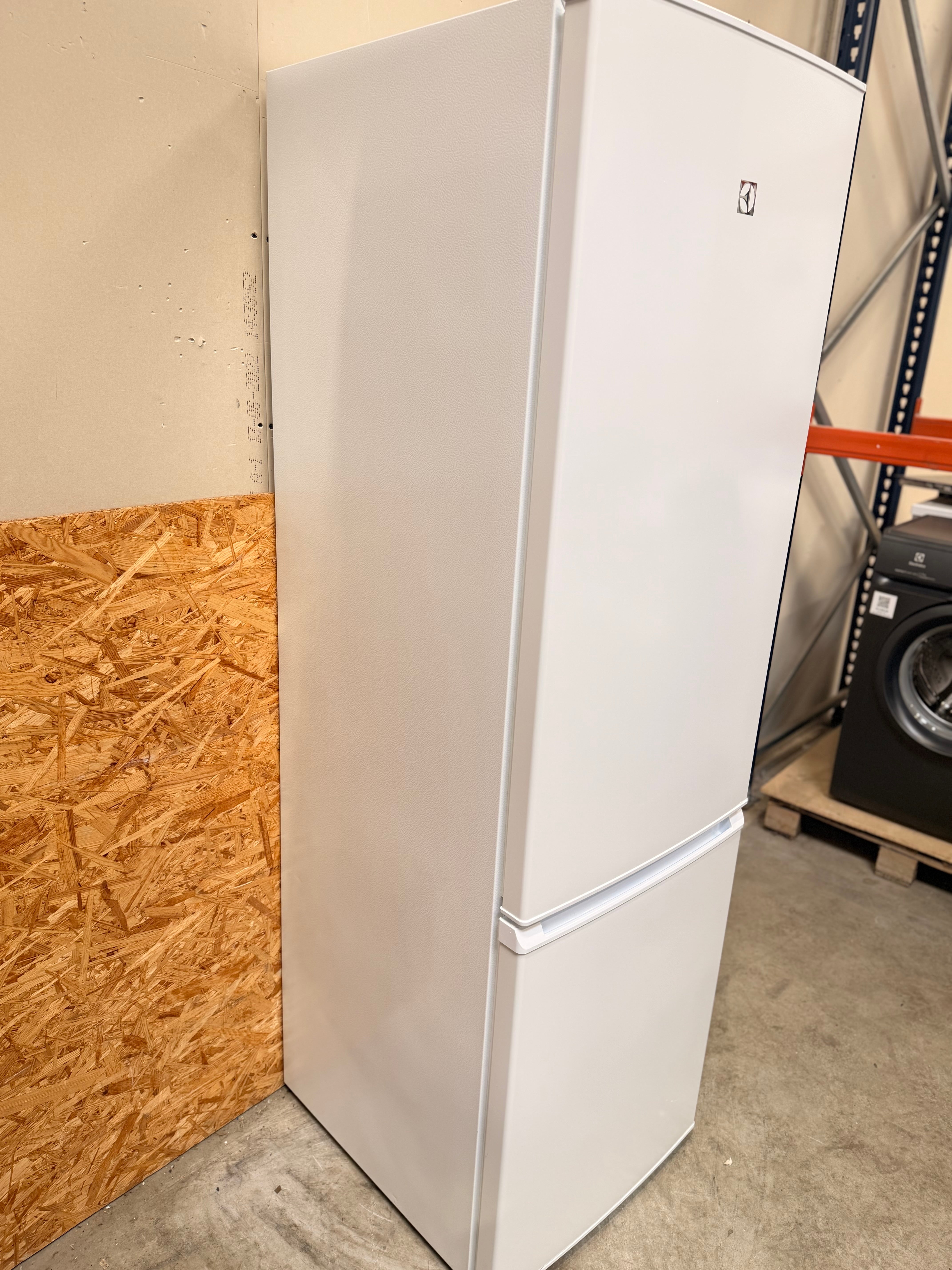 Electrolux køle/fryseskab ENF2751AOW - D19810