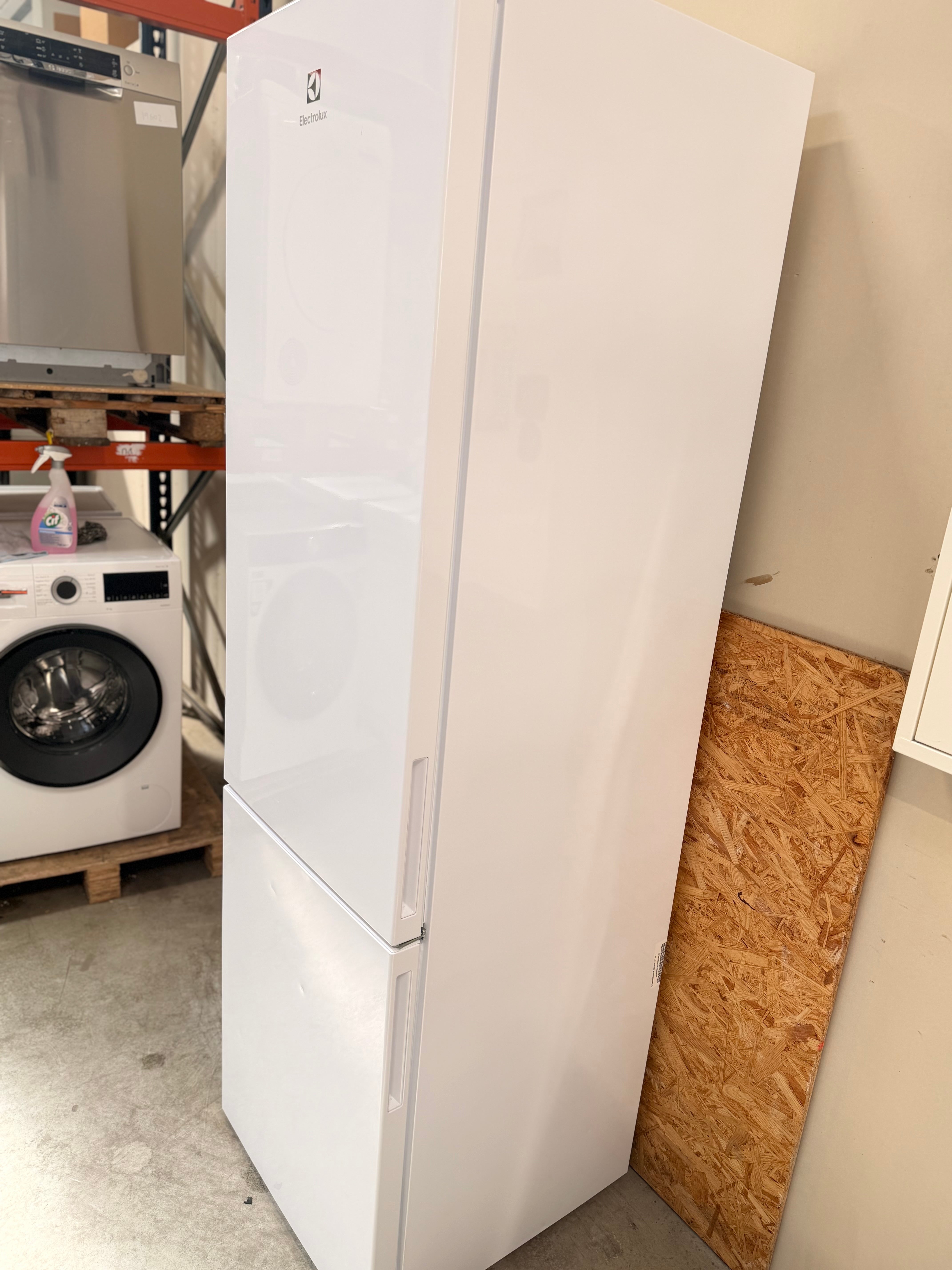 Electrolux køle/fryseskab LNC7ME34W1 - D19816