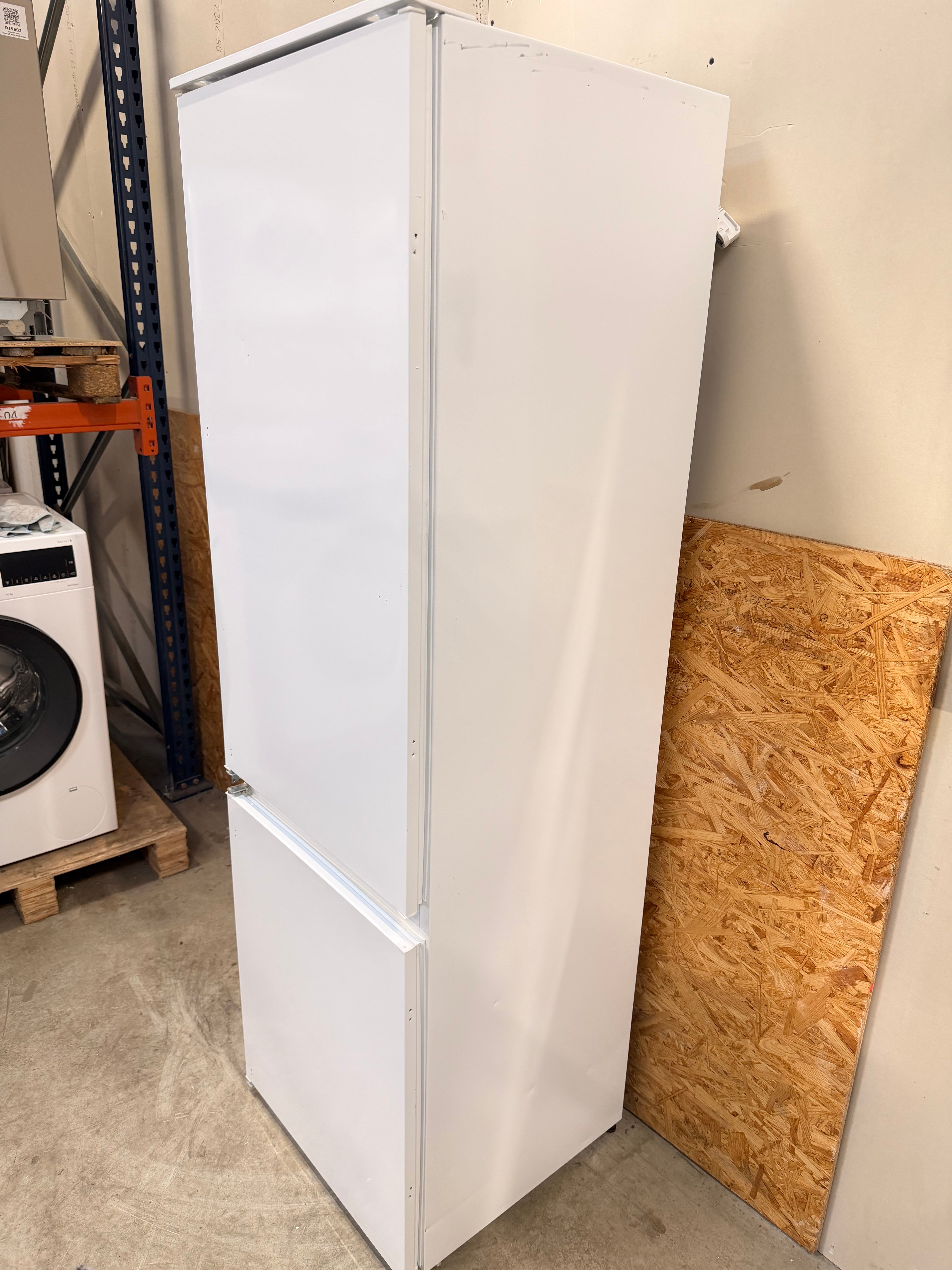 Electrolux  integrerbart køle/fryseskab LNT3LF18S - D19543