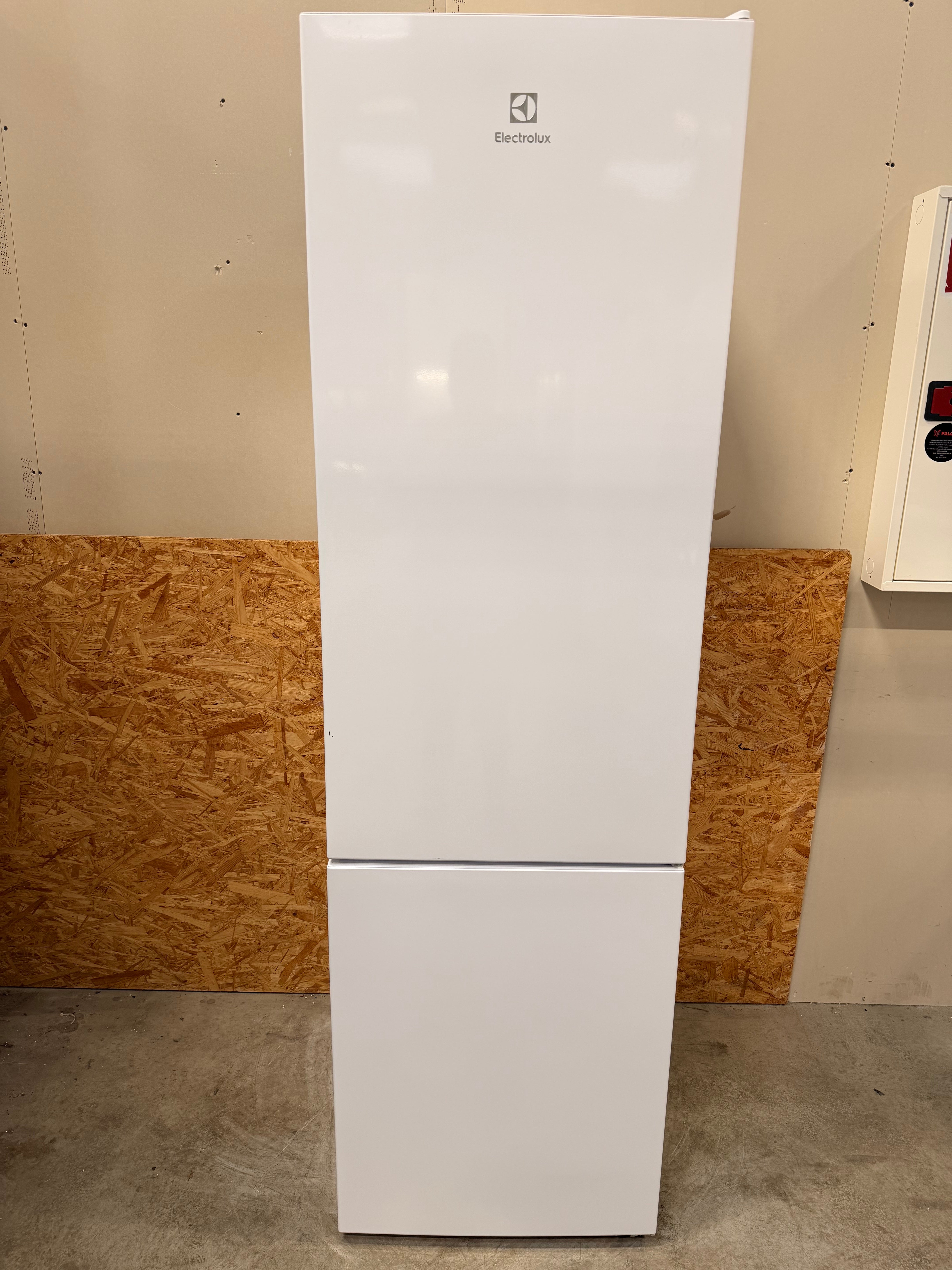 Electrolux køle/fryseskab LNC7ME34W1 - D19224