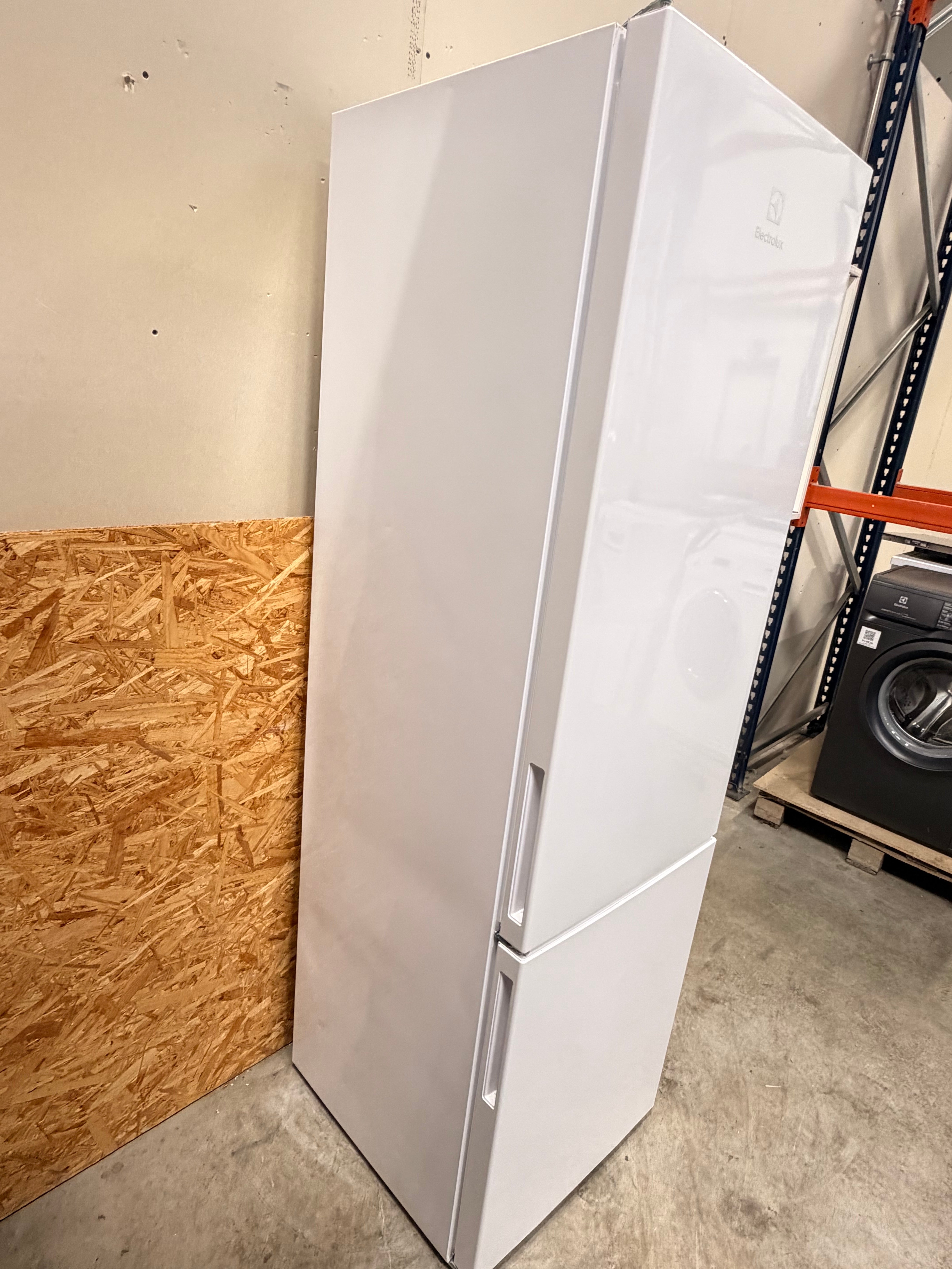 Electrolux køle/fryseskab LNB3AF26W0 - D19715