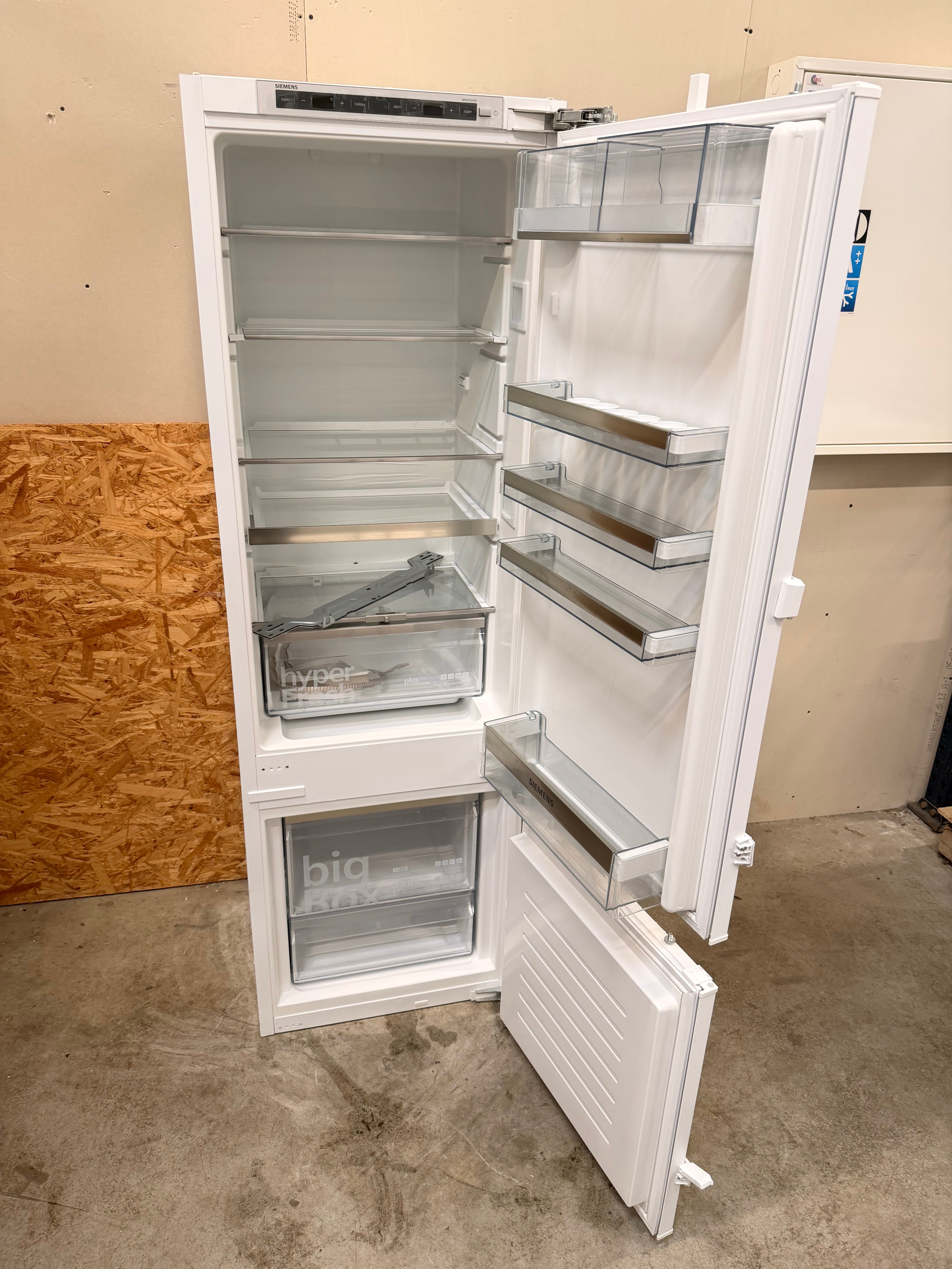 Siemens integrerbar køle/fryseskab KI87SAD30 - D19535