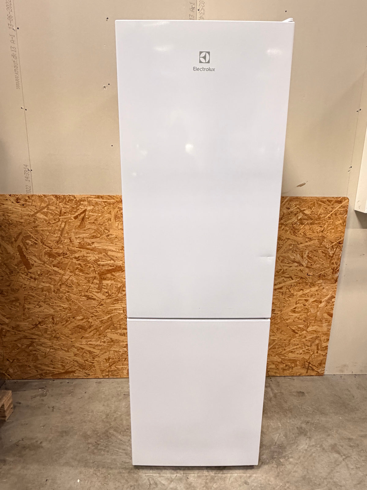 Electrolux køle/fryseskab LNC7ME32W4 - D19422