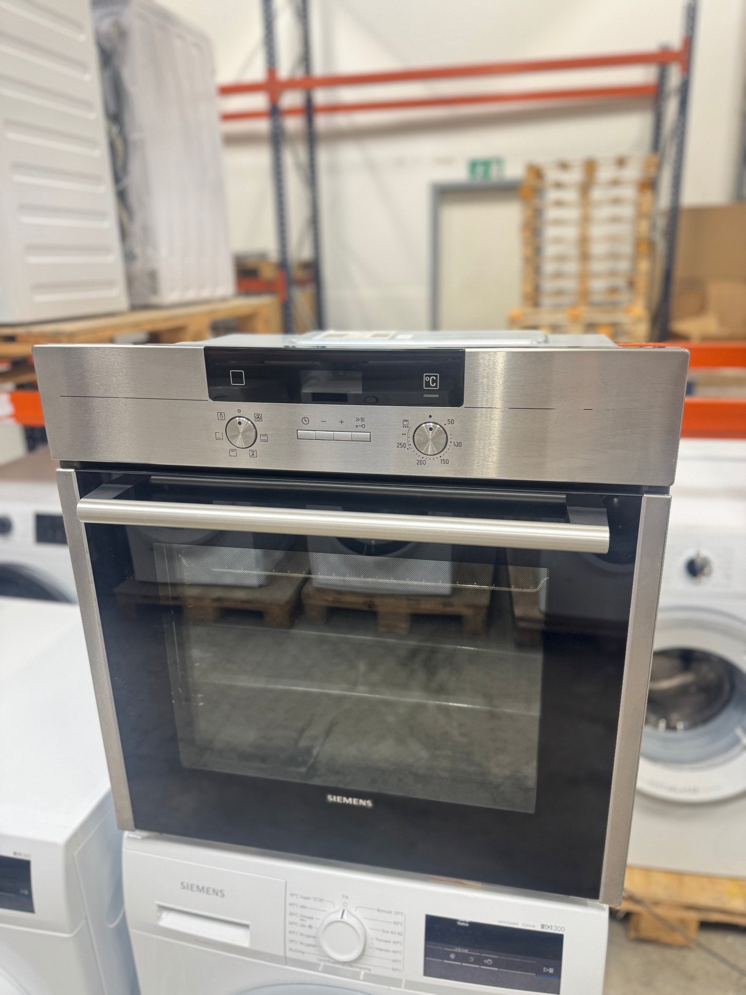 Siemens iQ500 indbygningsovn HB23AB522S - D17979 - Recirk - D17979