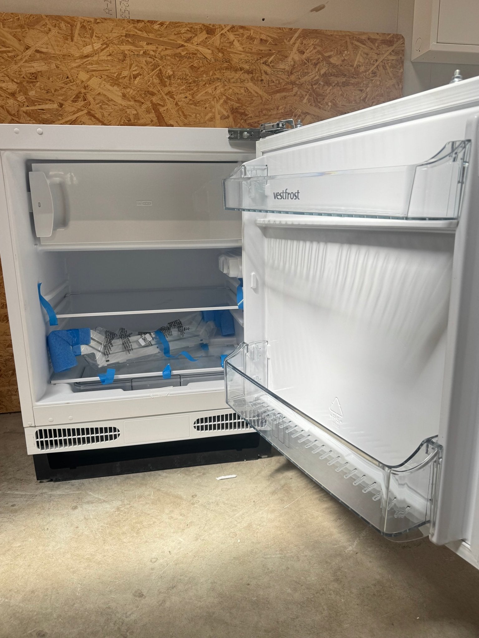 Vestfrost kompakt intgreret køle/fryseskab VIUCF2082 - D18759 - Recirk - D18759